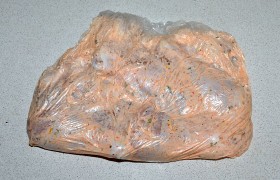 Выкладываем маринад и ножки в пакет, перекатываем в нем несколько раз, чтобы маринад обволок каждую ножку. Закрытый пакет на полке холодильника оставляем не меньше, чем на 3-4 часа, лучше – на 6-12 часов.