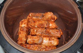 Ставим режим выпечки, смазываем дно и часть стенок маслом и обжариваем ребра до корочек. Если они не помещаются разом в чаше – проще  перекалить масло  в большой сковороде и обжарить ребра.
