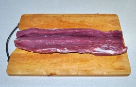 Поворачиваем нож и делим на два слоя оставшиеся 2/3 толщины мяса, тоже не прорезая до края. Разворачиваем, как книжку. Вырезка стала гораздо шире.