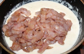 Закладываем в соус филе курицы, дождавшись закипания, накрываем сковороду и оставляем тушиться на слабом огне 15 минут.