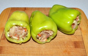Ложечкой заполняем перцы начинкой.