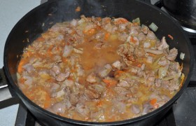 Приправляем травами, перцем и солью, сахаром, пробуем соус на вкус и готовность. Если надо – доливаем немного кипятка. Тушим 3-4 минуты.