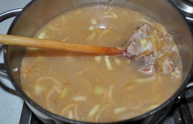 Когда рис почти готов – кладем лук со сковороды и вливаем соус Ткемали – пробуя, на свой вкус.