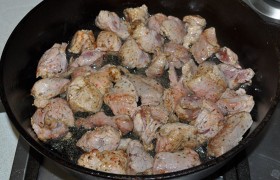 Вымытую и обсушенную свинину нарезаем средними кусочками, посыпаем перцем и солью, перемешиваем. 4-5 минут в сковороде, на сильном огне,  перекаливаем масло . Кладем мясо, все время перемешивая и переворачивая, обжариваем примерно 3 минуты, за которые мясо светлеет, теряя розовый цвет, и пускает сок. 