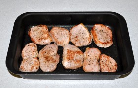 Слегка смазываем маслом форму, кладем мясные ломтики, солим, посыпаем ароматными травами (это могут быть и  Итальянские травы , и  хмели-сунели , и другие).