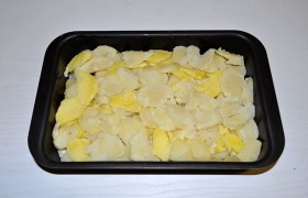 Форму для запекания смазываем, не скупясь, сливочным маслом. Можно и хорошим растительным. Выкладываем слоем картофель, приготовленный тем или другим способом.