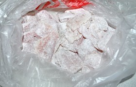 Крахмал высыпаем в пищевой пакетик, кладем рыбные кусочки, закрыв пакет, переворачиваем так и этак, немного трясем, и в результате кусочки ровно  панируются . 