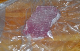  Отбиваем  до 10-12 мм, лучше деревянным молотком, который не разрушит мясные волокна. А пакет или пленка дополнительно защитят мясо от повреждений, а стол и стены от брызг. 