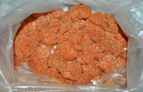 Закладываем в него филе - по несколько кусочков. Чтобы они не слипались, потряхиваем пакет. Когда все мясо уже в пакете, и все кусочки  запанированы  – 