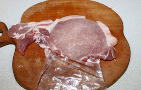 Затем, вставляя в них двойную пленку, а сами ломти мяса помещая в пакет, аккуратно отбиваем обе стороны деревянным молотком до толщины 18-20 мм. И делаем это не той стороной, где расположены зубчики.