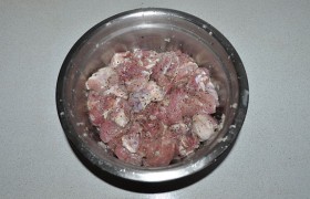 Маринуем не меньше 4 часов. Если оставляем мясо на полсуток - то в холодильнике, накрытым. И вынимаем за час-полтора - для согревания.