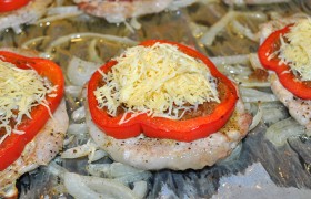 Отправляем отбивные запекаться в духовку, уже нагревшуюся до 200°. Через 30-35 минут, когда отбивные почти готовы, щедро засыпаем сыром и держим в духовке еще 3-4 минуты, пока расплавляется сыр.