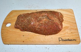 Кусок мякоти лопатки у нас охлажденный, мы его промываем, промокаем и обсушиваем несколькими бумажными полотенцами. Мясо обваливаем в пряной смеси, втираем по всей поверхности.