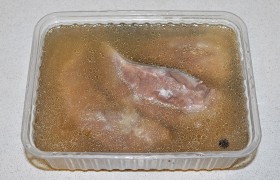 Очищенные языки снова опускаем в горячий (не кипящий) бульон и оставляем прогреваться 10-15 минут – это тоже делает их сочнее.