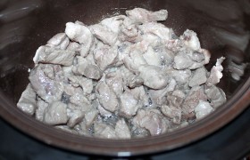 Включив режим жарки, кладем в чашу свинину, помешивая, обжариваем в течение 5 минут. Добавляем имбирь (свежий или порошок), жарим еще 2 минуты.