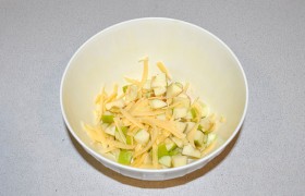 Сыр крупно натираем, примерно треть его добавляем к яблоку, сюда же – по желанию - нарезанную зелень, смешиваем.
