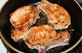 Включив духовку на 200°, на конфорку ставим сковороду с 1-2 ст. ложками масла, которое  перекаливаем  на сильном огне. Обжариваем котлеты по минуте с каждой стороны. 
 
 
