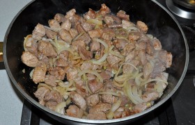 Добавляем лук и чеснок, кумин и орегано, перец чили. Помешивая, обжариваем еще 4-5 минут.