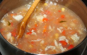  возвращаем в кастрюлю. Следом выкладываем кукурузу.