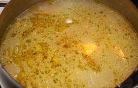 А в кастрюлю кладем нарезанный картофель, перец горошком, лавровый лист, варим 9-10 минут под крышкой, снизив огонь. И добавляем заправку.
