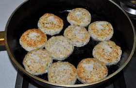 В большую сковороду с толстым дном кладем масло, раскаляем на огне между сильным и средним. Обжариваем биточки - примерно по 1,5 минуты каждую сторону, до несильного подрумянивания.