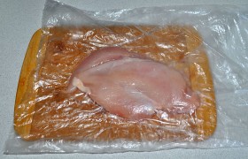 Промытые и хорошо подсушенные бумажными полотенцами куриные филе  отбиваем : кладем в пакет вверх той стороной, где есть пленка, боковой стороной молотка бьем в основном по толстой части, чтобы толщина филе стала достаточно ровной. Посыпаем травами и перцем. 