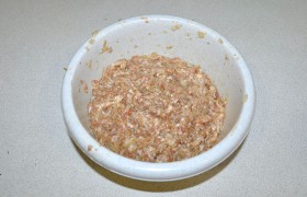 Рубим не слишком мелко обе луковицы, добавляем в мясной фарш. Лука не жалеем – чем его больше, тем сочнее начинка. Перчим и солим, добавляем приправу, рис и воду,  последнюю – тоже для сочности. Хорошо вымешиваем начинку.