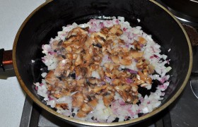 Нарезаем кусочками грибы, добавляем к луку, тушим без крышки 5 минут, в конце вливаем соевый соус.