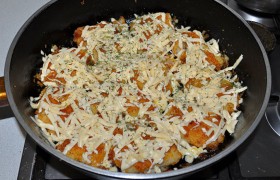 Каждый кусок щедро посыпаем сыром. Ставим крышку. Через 1,5-2 минуты меняем огонь на совсем слабый, на 4-5 минут оставляем рыбу дойти до готовности, сыр - расплавиться.