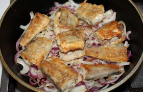 Выкладываем на слой  карамелизованного  лука куски минтая... 