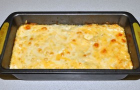 Смешиваем яйца с майонезом, молоком, щепотками перца и соли, заливаем в форму. Запекаем при 200° в духовке 20-25 минут. Запечатываем листом фольги, оставляем блюдо дойти до полного вкуса на 8-10 минут.