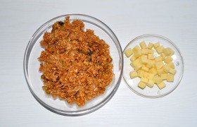 Начинка остыла, к ней мы добавляем порезанную на мелкие кубики моцареллу (сулугуни).