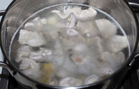 Очень хорошо промытые куриные желудки закладываем в кипящую воду, солим,  варим  под крышкой, убрав огонь до слабого, от часа до полутора, когда желудки станут мягкими. Сливаем воду, остужаем желудки. 
