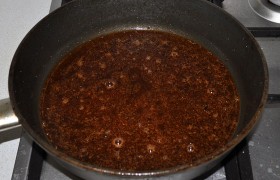 А в сковороду, где жарили мясо, вливаем пиво, кипятим минутку – т.е.  дегласируем  остатки жарки мяса. И выливаем на грудинку. 