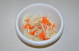 Овощи очищаем, луковицы шинкуем полукольцами, морковь – кружками толщиной примерно 3 мм – это нетрудно сделать быстро, взяв терку для капусты. Складываем в миску, приправляем перцем-солью, маслом, перемешиваем. Выкладываем в форму. 