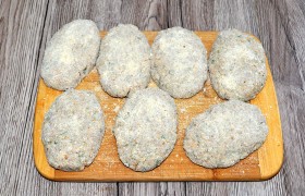 В это время формуем довольно толстые, но не слишком крупные котлеты. Аккуратно и тщательно  панируем  в сухарях. 