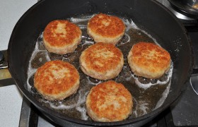 Масло в сковороде раскаляем на достаточно сильном огне. Котлеты раскладываем, жарим примерно 2 минуты до корочки. Переворачиваем, снижаем огонь до малого и доводим котлеты до готовности за 4-6 минут. Не пережариваем!