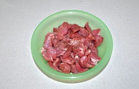 Мясо мы будем жарить на сильном огне, поэтому после промывания его максимально обсушиваем. Нарезаем небольшими кусочками. Посыпаем перцем, перемешиваем. Кстати: готовка занимает минуты, так что о гарнире позаботимся заранее.