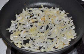  А на другой сковороде, разогрев масло, на среднем огне  карамелизуем  лук. Полукольца лука посыпаем сахаром, периодически перемешиваем, пока лук станет достаточно, на наш вкус, поджаристым. Это занимает примерно 12-15 минут, и жарить лук мы можем на второй сковороде в то время, когда на первой жарятся отбивные. 