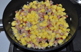 Добавляем сливочное масло, выкладываем нарезанную кубиком картошку, обжариваем 3-4 минуты.