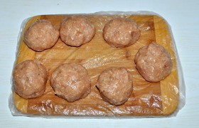 Разделяем на равные 6-8 порций, в ладонях скатываем шарики. Руки при этом смачиваем маслом или водой.