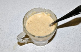 Отливаем полстакана сока из кастрюли, даем немного остыть, смешиваем с мукой.