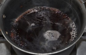 Вино вливаем в небольшую кастрюльку, на среднем огне пусть тихо кипит, пока его не станет наполовину меньше. Добавляем уксус, через минуту-две – мед. Соус варим еще 2 минуты, оставляем на слабеньком огне.