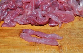 Мясо быстро промываем и досуха промокаем-обсушиваем, не жалея бумажных полотенец. Нарезаем тонкими ломтиками, которые превращаем в груду тонких полосок или брусочков.