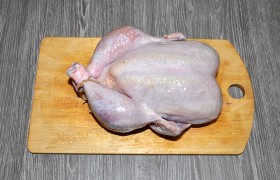 Связываем курице ножки, а крылышки заправляем в узкие прорези на коже, или кончики оборачиваем фольгой. А чтобы не выливался мясной сок, отверстие шеи и брюшка скалываем зубочистками.