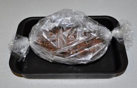 К этому моменту наша духовка разогрелась до 200°. Мясо помещаем в рукав, неплотно завязывая концы для выхода пара. Кладем в форму и ставим в духовку. 