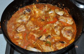 Кладем в соус обжаренную курицу, накрываем крышкой, меняем огонь на довольно слабый – и курица тушится 30-40 минут. По правилам, тушится, пока мясо не начнет при легком нажатии вилкой отделяться от косточек.
