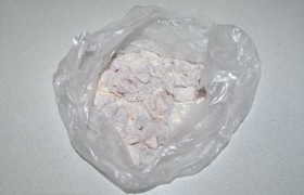 Муку всыпаем в пакетик, туда же кладем кусочки мяса, немного потрясем – и свинина  запанирована . 