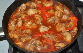Когда и вторая часть мяса обжарена – все кусочки кладем в соус. И под крышкой мясо  тушится  на небольшом огне конфорки 12-15 минут, до полной мягкости. Ближе к концу готовки посыпаем крахмалом (мукой) через ситечко, перемешиваем. Соус становится гуще. 