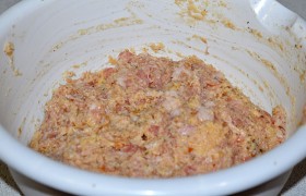 Посыпаем приправами, вымешиваем фарш и  отбиваем. 